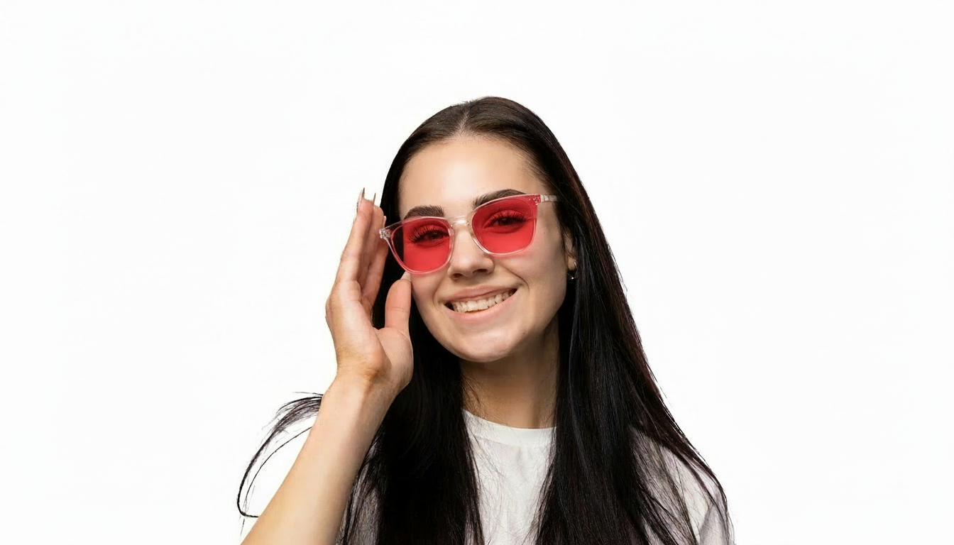Kvinna med röda glasögonlinser